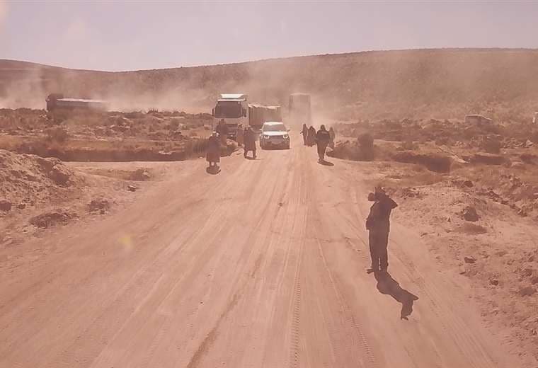 Pasajeros sufren calvario por bloqueos en la carretera La Paz - Oruro