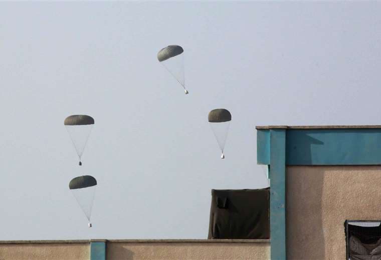 Paracaídas que transportan paquetes de ayuda caen en Jan Yunis / AFP