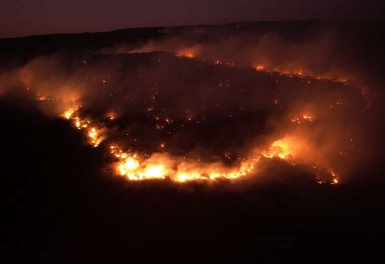 El Valle de Tucabaca sufre la devastación del fuego que alcanza a atractivos turísticos y amenaza a nacientes de agua 