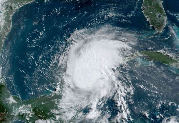 El huracán Beryl impacta México y deja daños materiales en zona turística