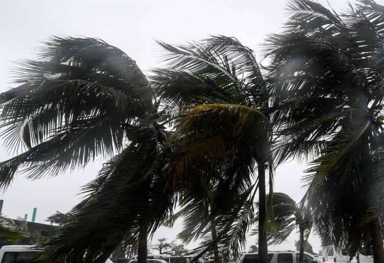 El huracán Beryl llega a México y azota la península de Yucatán