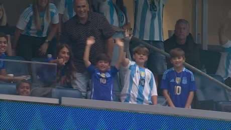 La familia Messi celebró la victoria ante Ecuador desde las tribunas