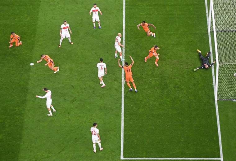 Países Bajos remonta a Turquía y jugará ante Inglaterra en semis de la Eurocopa