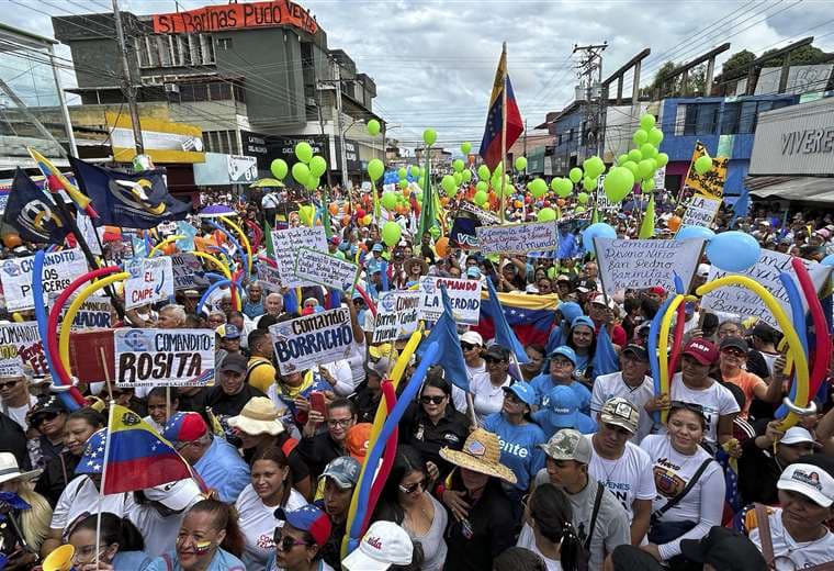 Miles de opositores venezolanos claman un "cambio" desde tierra natal de Chávez