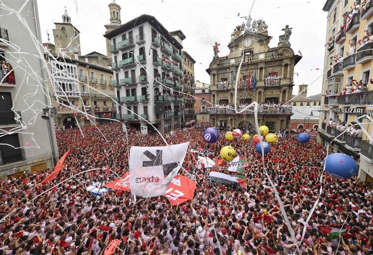 El "chupinazo" da inicio a las fiestas de San Fermín en Pamplona