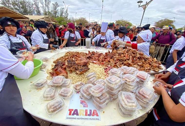Gastrónomos prepararon el chancho a la cruz más grande del mundo en homenaje a fundación de Tarija