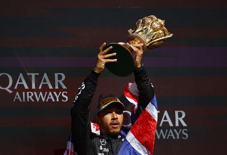 Hamilton pone fin a tres años de sequía al ganar en casa en Silverstone