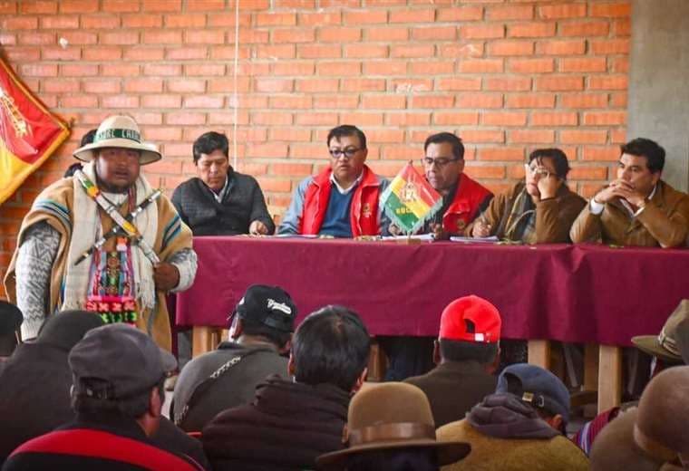 Caracollo: Gobernación de Oruro y comunarios firman acuerdo para levantar el bloqueo y construir un tramo carretero