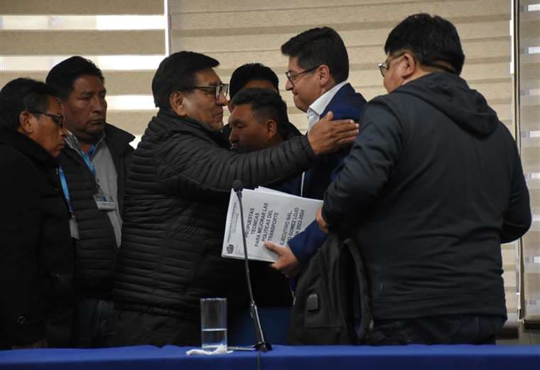 Choferes de Bolivia confirman que concluyen el paro de 24 horas; el transporte pesado continúa con la medida