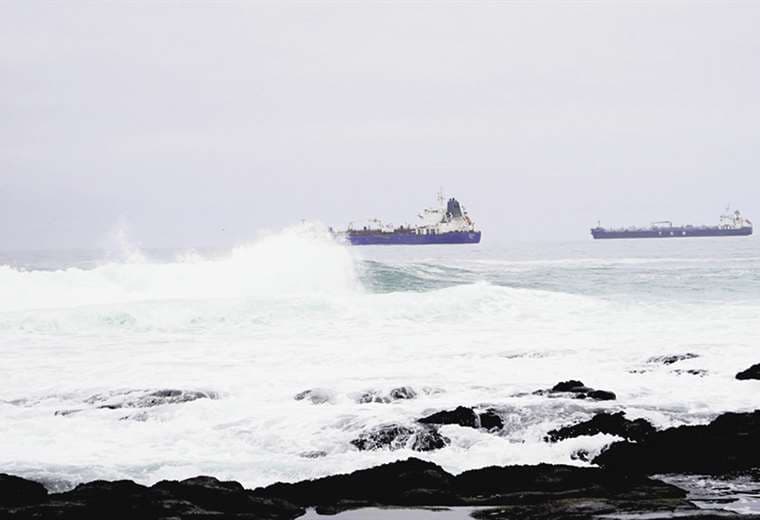 En el puerto chileno se encuentran cuatro buques con combustible