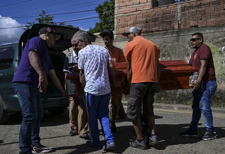 Familiares de Víctor Alfonzo Bustos reciben el féretro con sus restos, en Venezuela . AFP