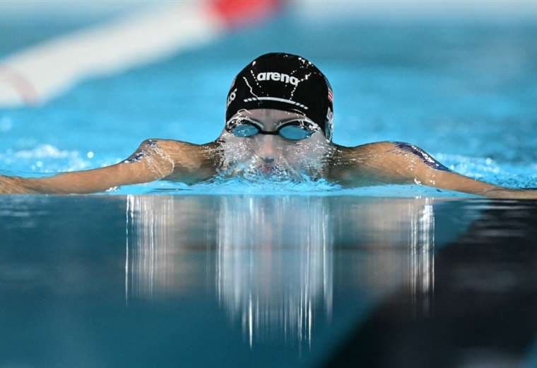 Kate Douglass en plena competencia para ganar el oro. Foto: AFP
