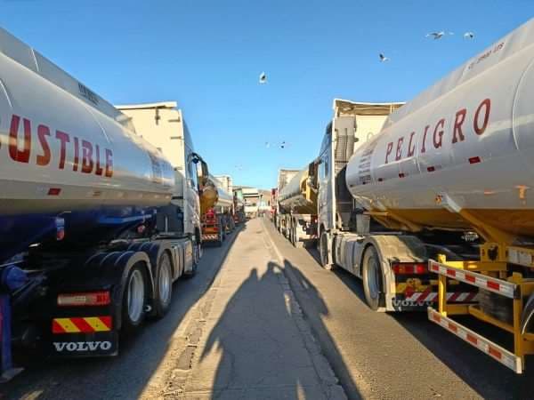 En Tambo Quemado hay varios camiones cisternas parados por el bloqueo /Foto: P. Portuario