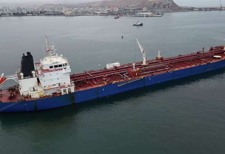 El primer buque con diésel ruso ya se descarga en Sica Sica /Foto: YPFB