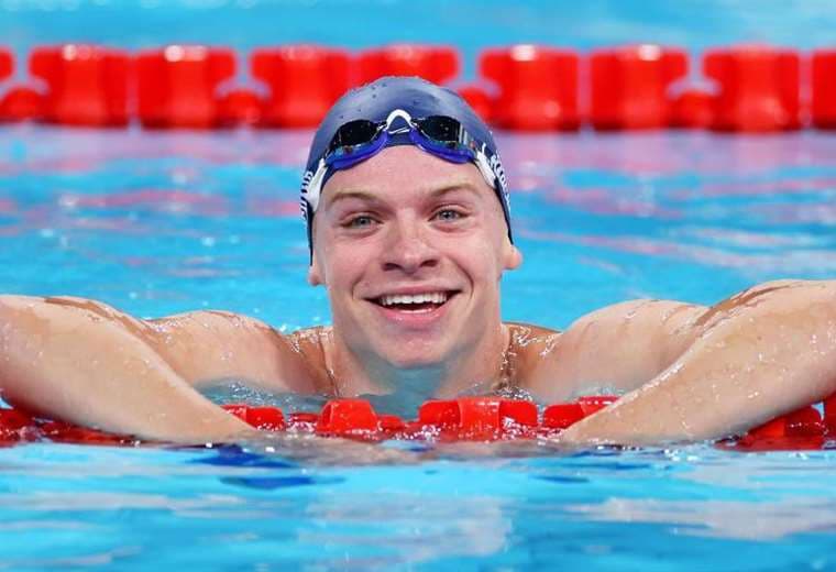 Leon Marchand, el nadador que hizo historia con un doblete de oro en las Olimpíadas y al que muchos comparan con Michael Phelps 