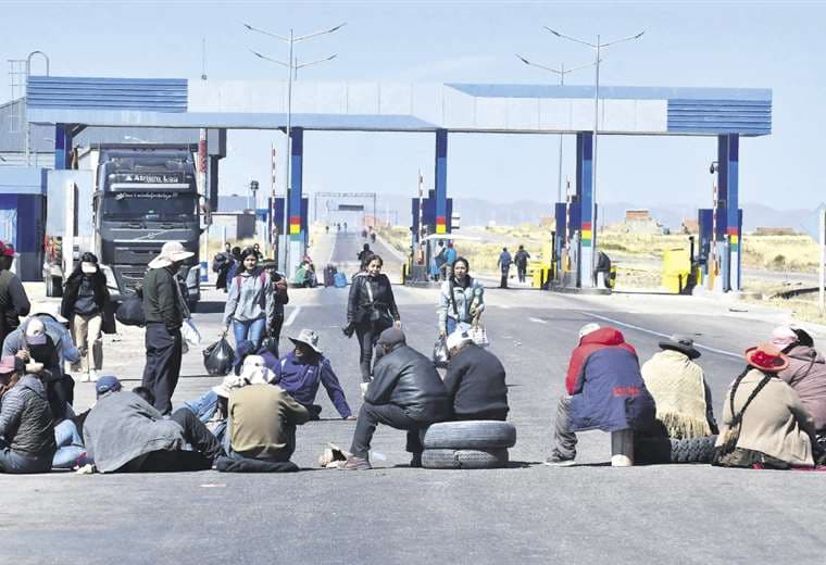 La carretera que une Oruro con La Paz está bloqueada. La protesta es indefinida /APG