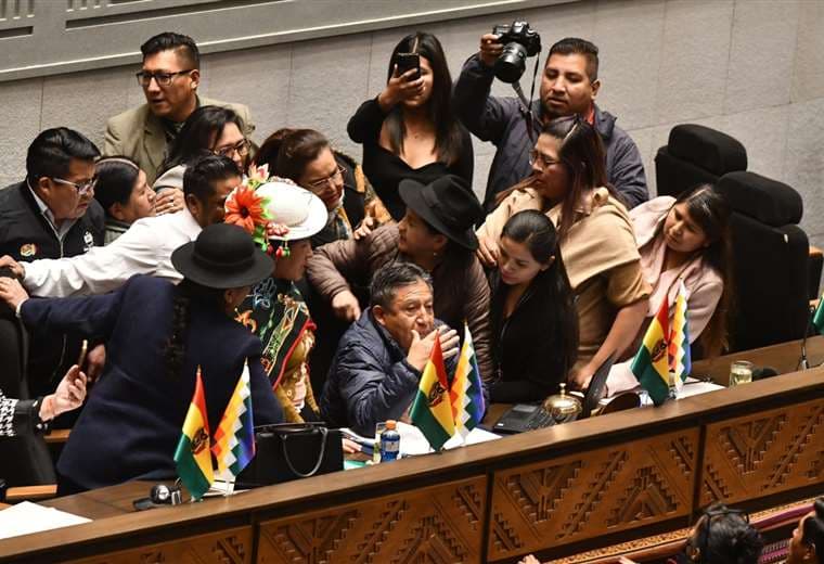 Sesión para definir las Judiciales se inicia con riñas y Choquehuanca dice que, si no definen el tema, sesionarán el 5 y 6 de agosto, en Sucre