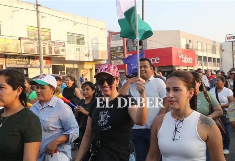 Sectores sociales 'arcistas' en Santa Cruz marchan en contra de los paros y bloqueos 