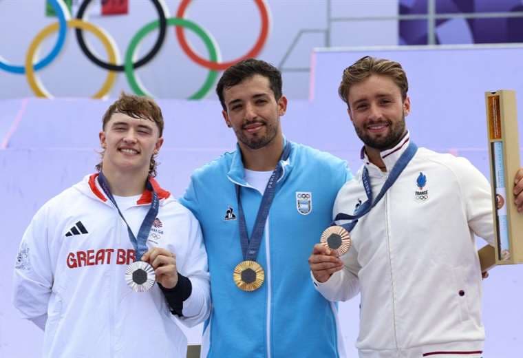 El boliviano Torres (c.) representó a Argentina y ganó oro en BMX freestyle. Foto: AFP