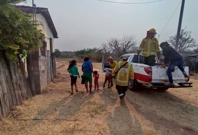 Los vientos reavivan las llamas en 13 municipios, evacúan a una familia y hay daños en propiedades