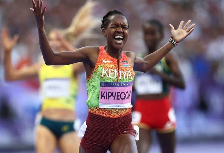 La alegría de Faith Kipyegon tras cruzar la meta. Foto: AFP