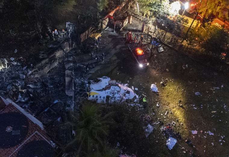  61 muertos tras la caída en picada de un avión en Brasil