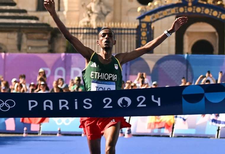 Momento en el que Tamirat Tola cruza la meta en París 2024. Foto: AFP