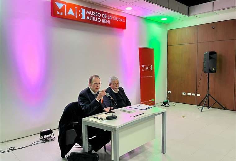 Presentación del libro del historiador Hernán Pruden. Foto: Dum dum