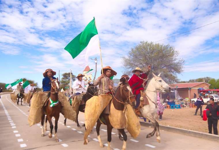 Chaqueños con la bandera verde y blanco