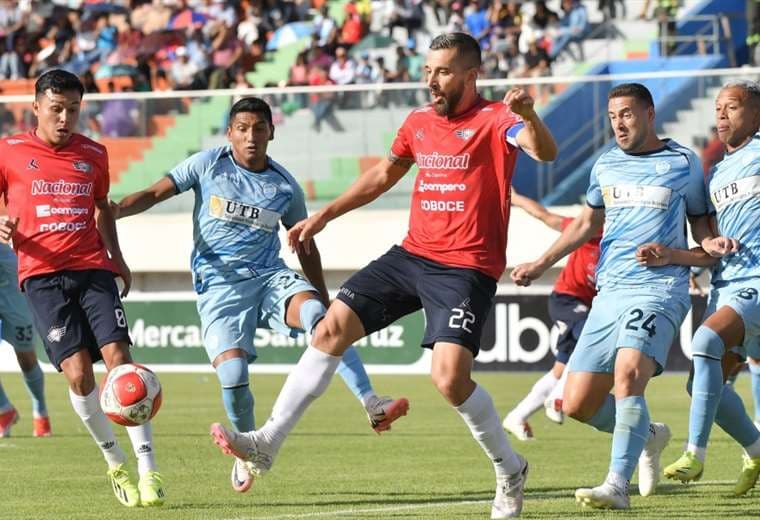 Echeverría (22) trata de recibir la pelota ante la mirada de Robles. Foto: APG Noticias