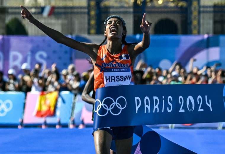 Sifan Hassan cruza la meta del maratón en París 2024. Foto: AFP