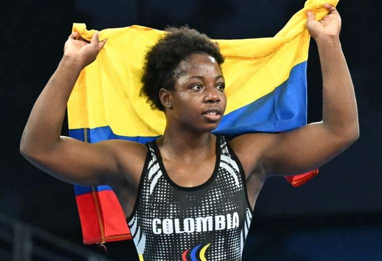 Tatiana Rentería celebró su medalla con la bandera de su país. Foto: AFP