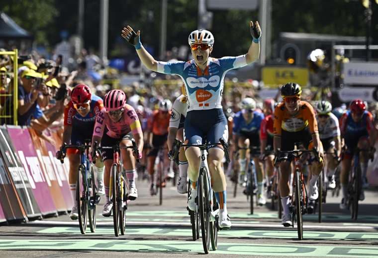  La ciclista neerlandesa Charlotte Kool celebra al cruzar la línea de meta / AFP