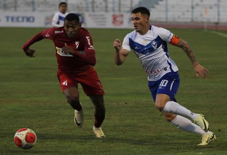 Sobrero trata de dejar en el camino al defensor de Always Ready, Medina. Foto: APG 