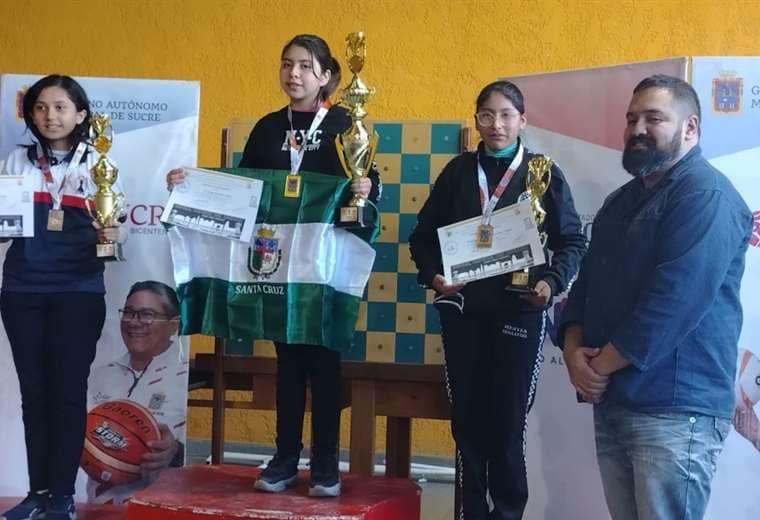 Las mejores en la rama femenina subieron al podio. Foto: FBA