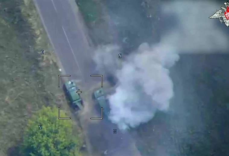 Ataque de dron ruso contra vehículos ucranianos en Kursk / Imagen de video / Rusia-AFP