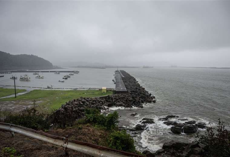 Bahía de Kuji luego del paso de la tormenta tropical María / AFP