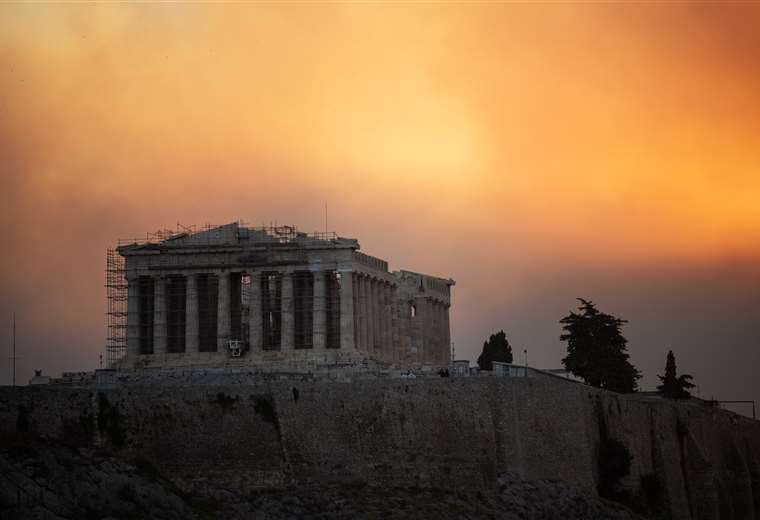 El templo del Partenón envuelto en una nube de humo por los incendios forestales / AFP