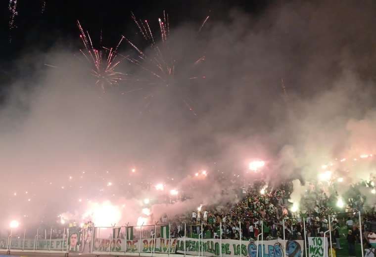 Los hinchas hicieron del clásico cruceño una verdadera fiesta (videos)