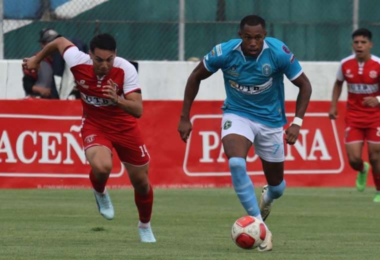 Arthur de Moura lleva el balón y Juan Mercado de la 'U' va a la marca. Foto: APG Noticias