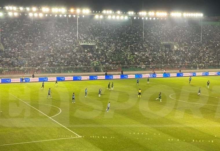 Los hinchas hicieron del clásico cruceño una verdadera fiesta (videos)