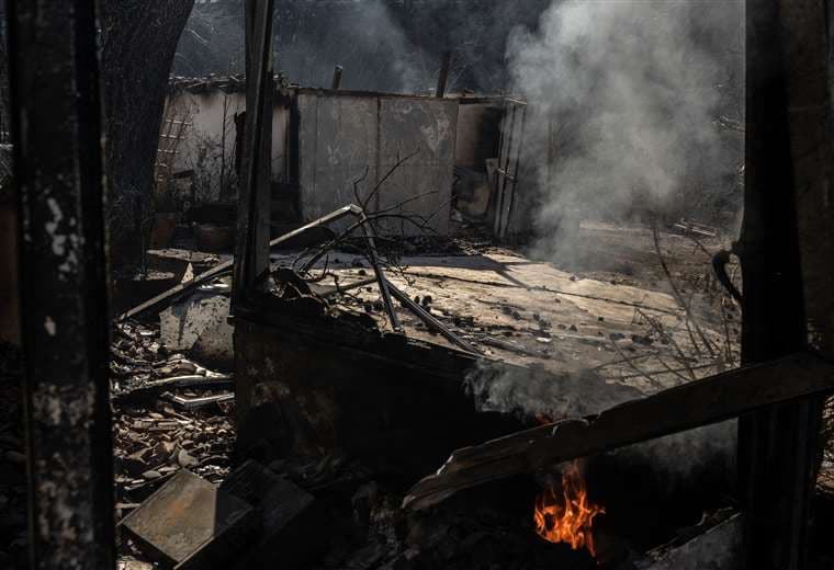  Casa quemada tras un incendio forestal que afectó los suburbios de Atenas / AFP