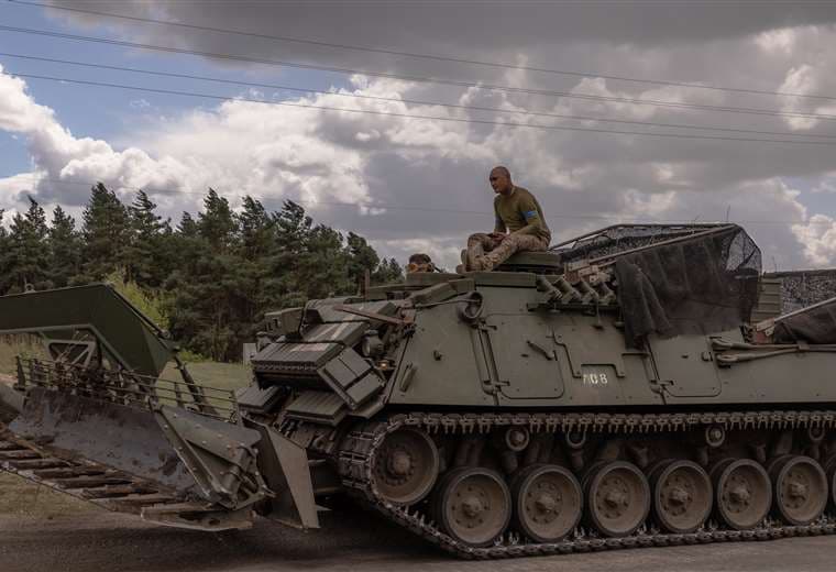  Militares ucranianos operan un vehículo blindado en la región de Sumy / AFP