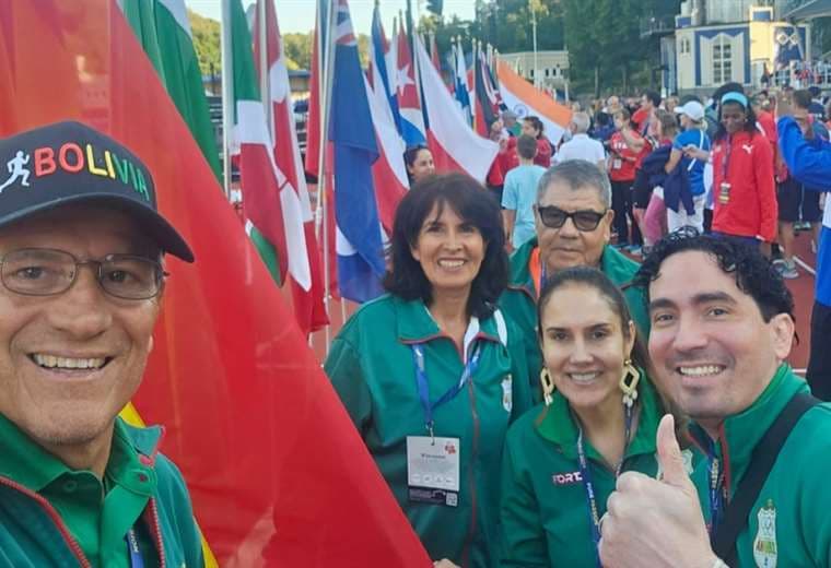 Los atletas máster de Bolivia en la inauguración del Mundial. Foto: Corina Rea