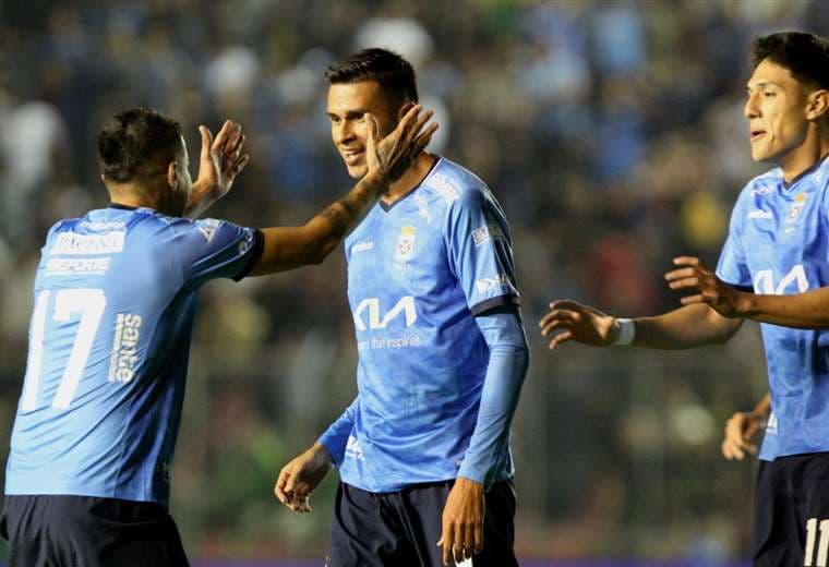 Arce es felicitado por sus compañeros tras marcar su gol. Foto: Ricardo Montero.