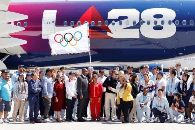 Bandera olímpica llega a Los Ángeles y con ella la "presión" para 2028