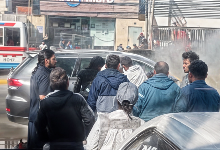 Rápida intervención evita que un auto se consuma en llamas en la avenida Mutualista