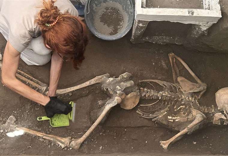 El fascinante hallazgo en Pompeya de los cuerpos de una pareja víctima del Vesubio y su "pequeño tesoro"