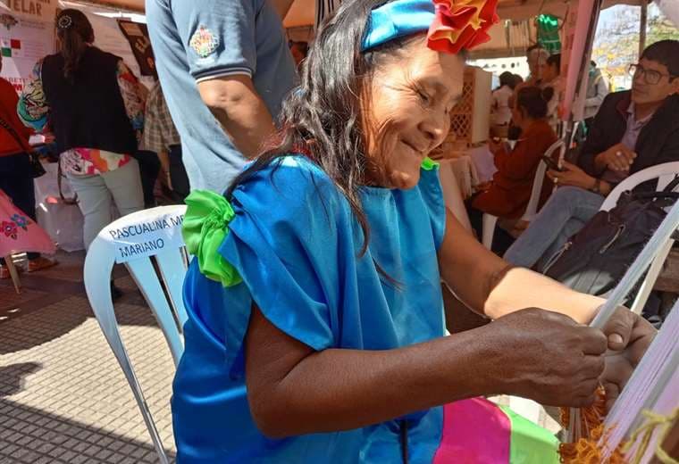 Pascualina Mendoza teje un boco (bolso) en la  Manzana Uno. Foto: Deisy Ortiz