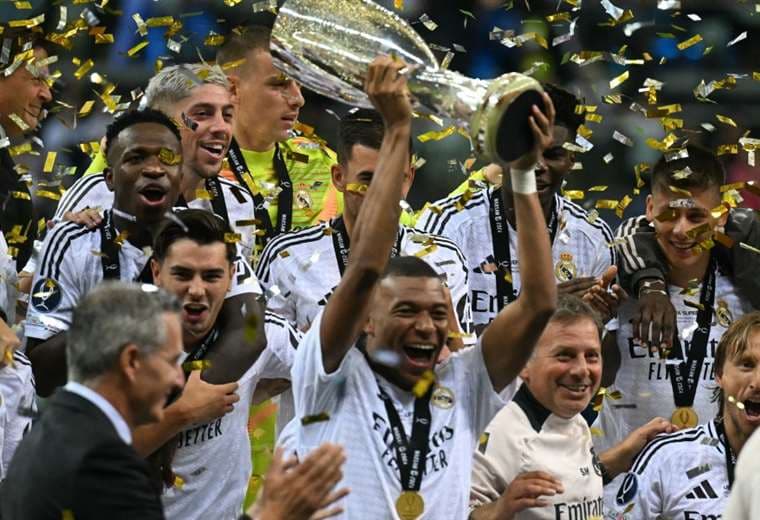 Mbappé con el trofeo ganado por el Real Madrid ante el Atalante. Foto: AFP